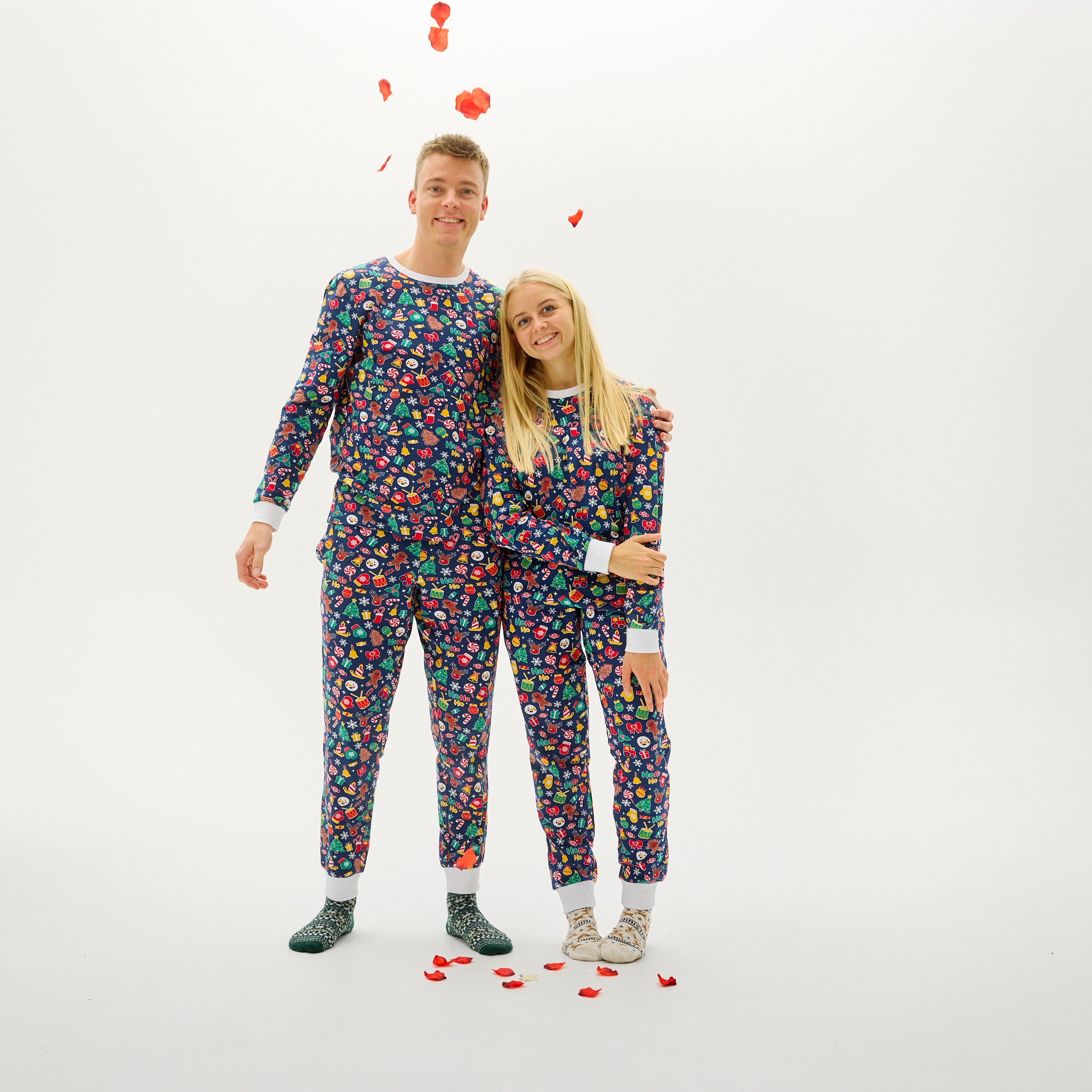 Marineblauer Weihnachtspyjama Herren mit buntem Muster, fair und nachhaltig produziert.